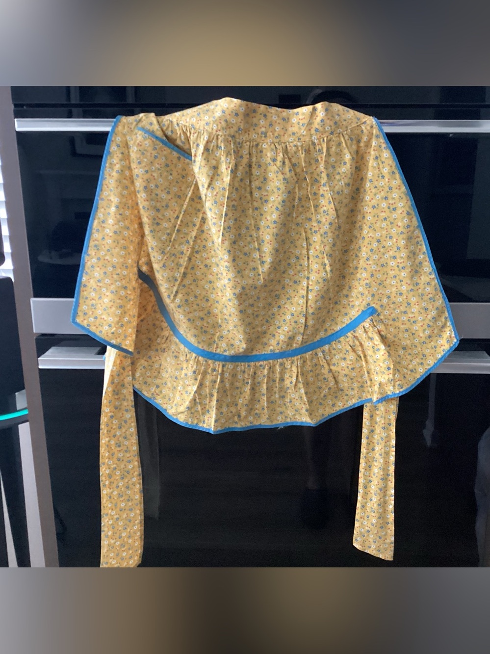 vtg. Hand made Daisy Half-Apron covered in a delicate floral print of small flow